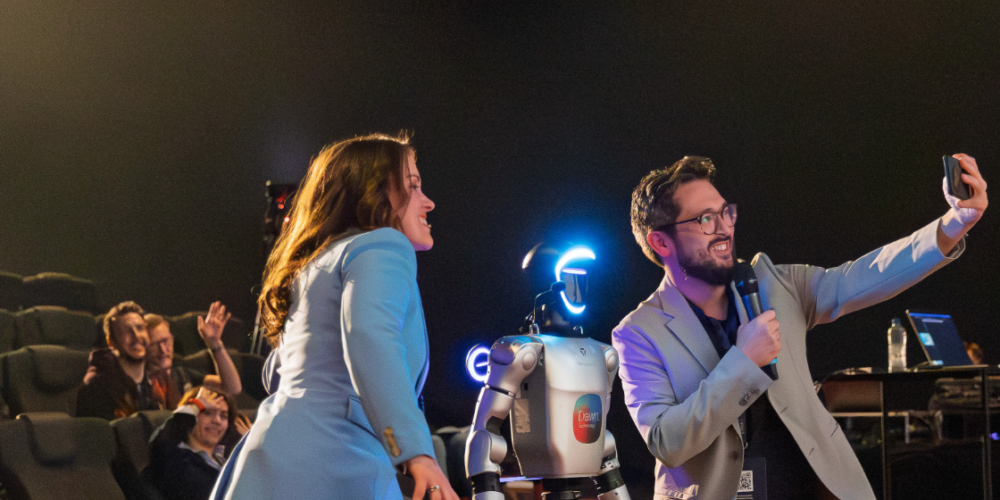 Selfie at Dutch AI Conference with speakers crowd and robot